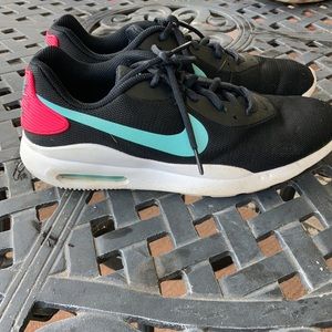 Woman’s Nike Tennis Shoes